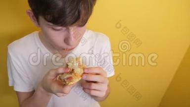 披萨。 快乐的青少年生活方式男孩吃一片披萨的概念。 小男孩饿了吃一片披萨。 慢动作